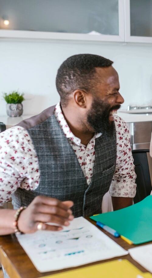 un homme en train de rire